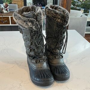 Zipup fur snow boots. Woman’s 9